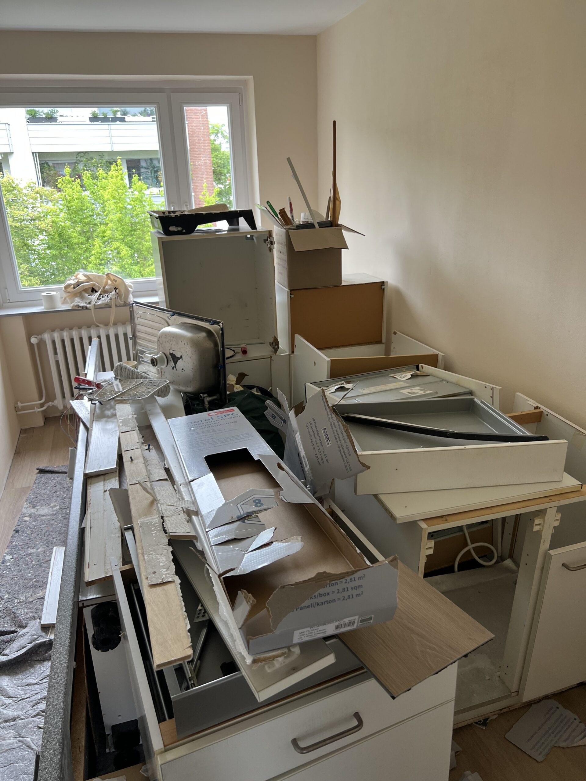 Zwei-Zimmer-Wohnung in Hamburg vor der Entrümpelung durch HausHelden